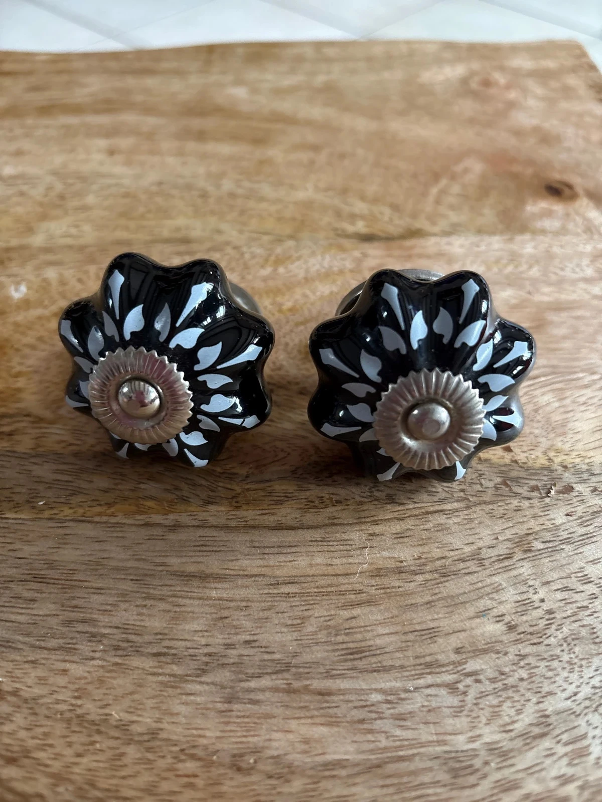 boutons de meuble noir et motif